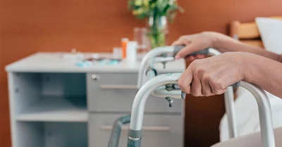 Hol van az a pont, amikor a botot a járókeretre kell cserélni?